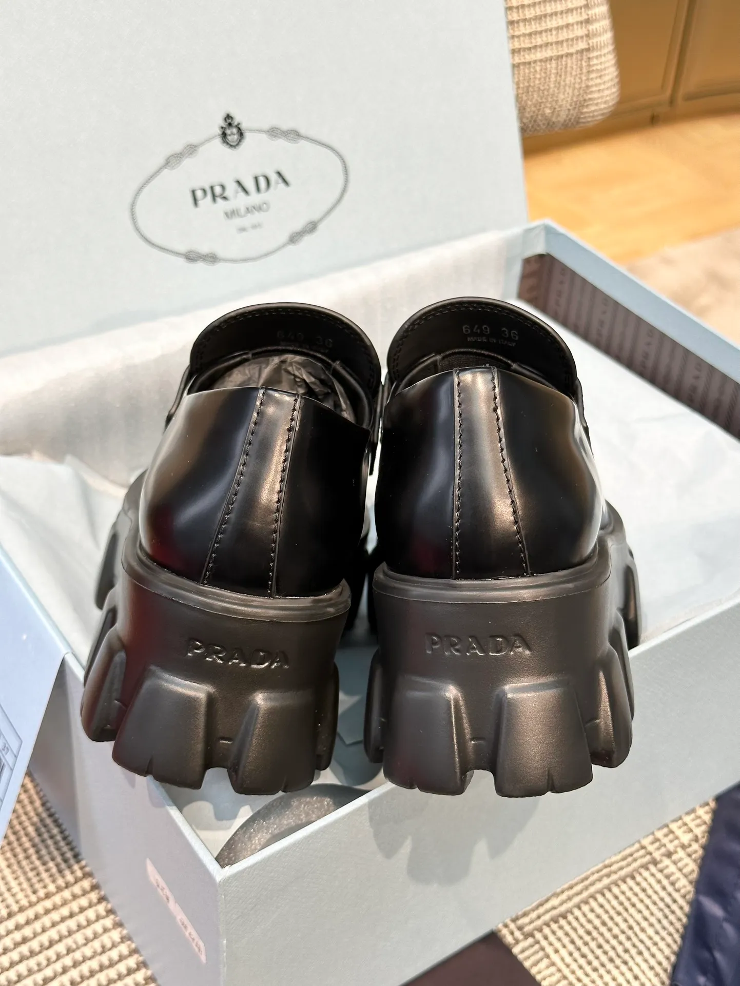 👟👟Ex-factory price 480👟👟 Women's shoe factory Prada ss23 new thick-soled loafers. The 2023 spring and summer new model is based on the classic model, ⚠️: the toe has been adjusted, with a goose crown shape, which is more rounded and stylish! ⚠️Attachment: 2023 genuine + old version comparison picture set! Classic wheel thick sole + classic Loaf upper, imported open-edge beaded calfskin material! The sole is made of foam material, which feels super comfortable on the feet. It is 5.5cm taller and is a perfect tool for long legs. The upper is open-edge beaded cowhide and decorated with a triangle logo! Code number 35-40